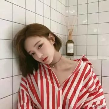 想踢沉迷男的女人
